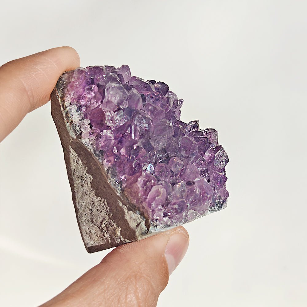 Drusa de amatista con base plana, cristal púrpura y brillante, de la marca Mystical Tienda, sobre fondo neutro.