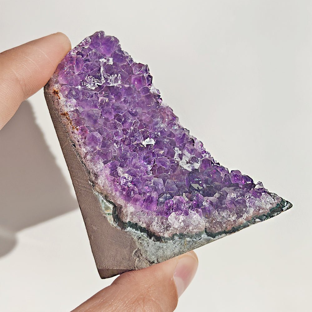 Drusa de amatista con base plana, cristales morados y superficie lisa, de la marca Mystical Tienda, para colección de minerales.