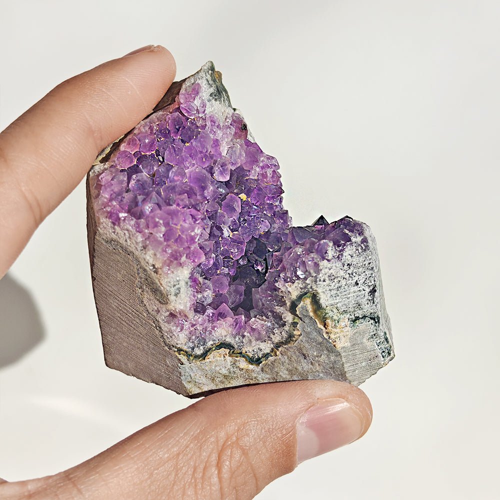 Drusa de amatista con base plana, cristales púrpura y superficie lisa, de la marca Mystical Tienda.