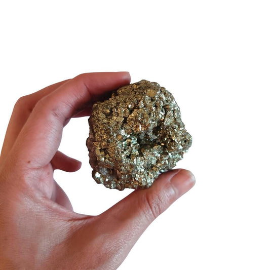 Drusa de pirita chispa bruta, mineral de pirita con brillo metálico y forma irregular, de la marca Mystical Tienda.