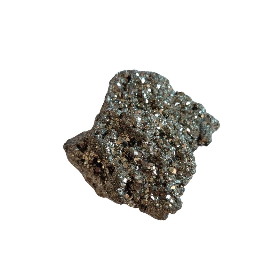 Drusa de pirita chispa de forma bruta, con cristales dorados y relucientes, en una imagen que resalta su textura natural.