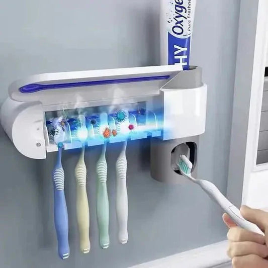 Esterilizador de cepillos de dientes de color blanco, con tapa transparente y botones de control, en uso en un baño.