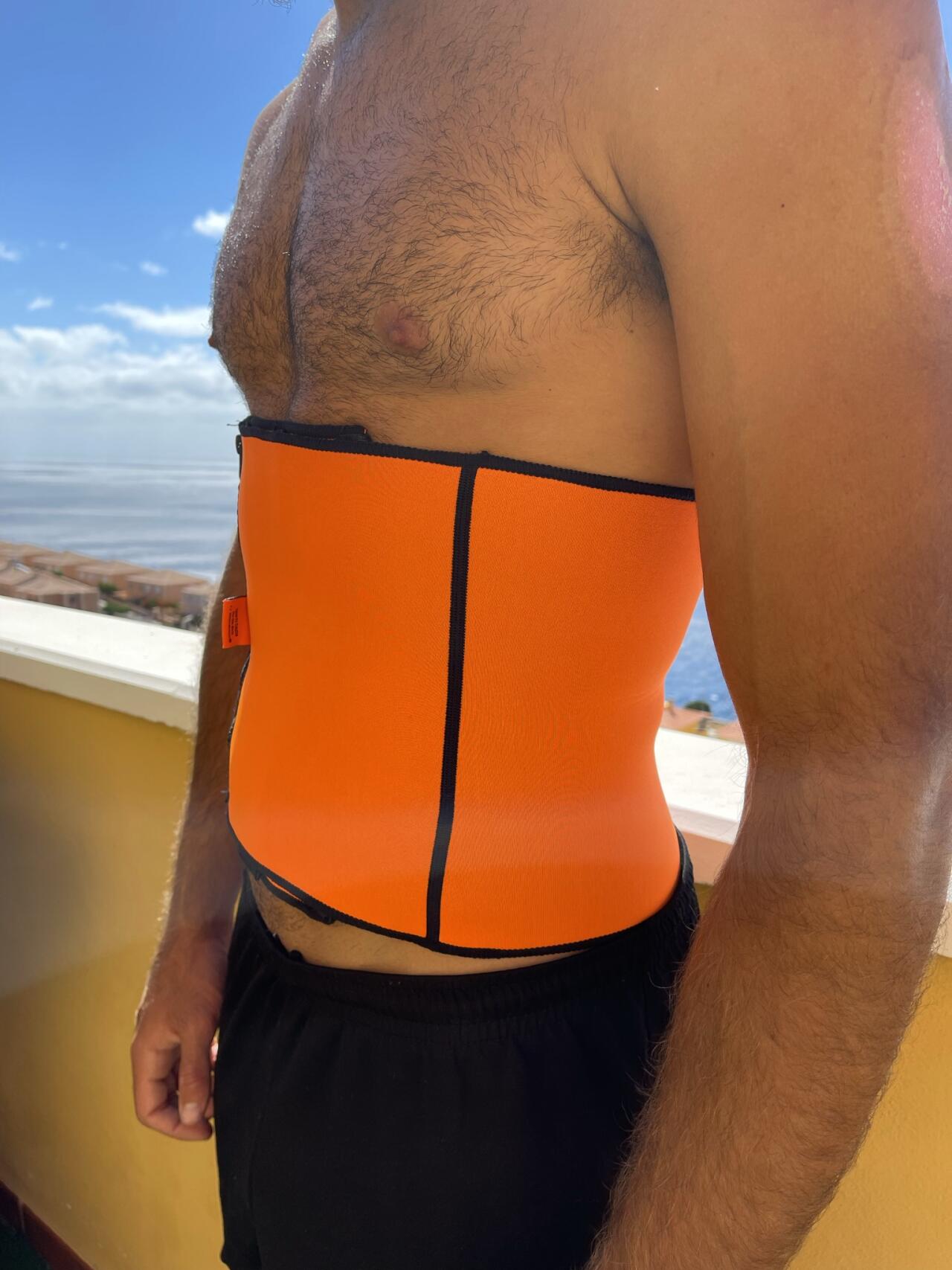 Faja deportiva con efecto sauna de la marca Innovagizmo, diseñada para moldear y potenciar la pérdida de peso durante el ejercicio.