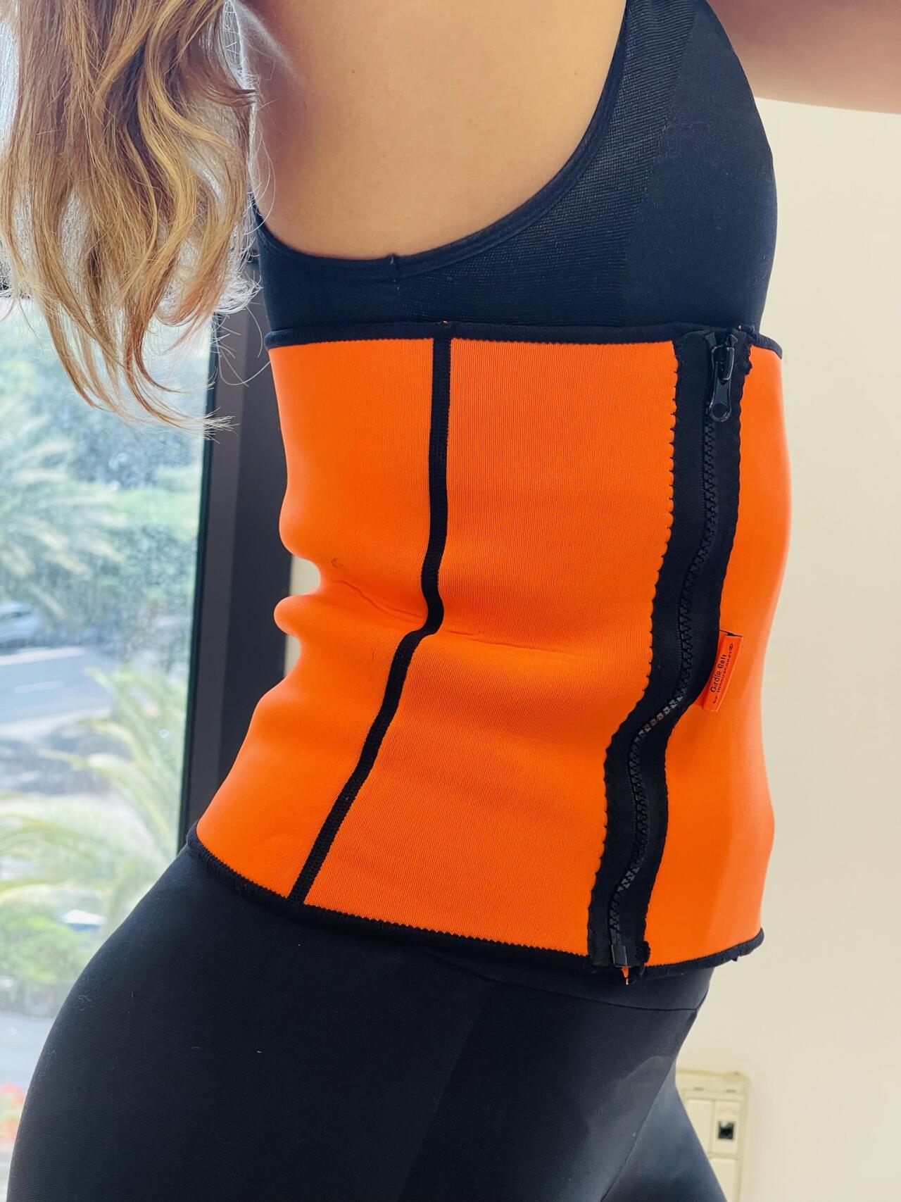 Faja deportiva con efecto sauna de la marca innovagizmo, diseñada para mejorar la sudoración y la tonificación corporal.