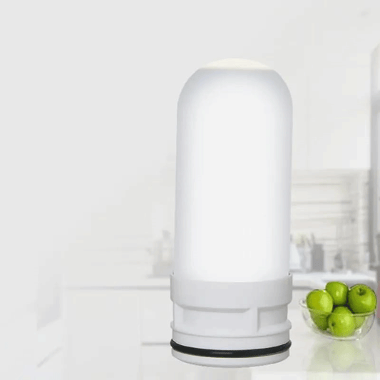 Filtro purificador de agua innovagizmo de innovagizmo.com, muestra el dispositivo compacto y eficiente para limpiar el agua potable.