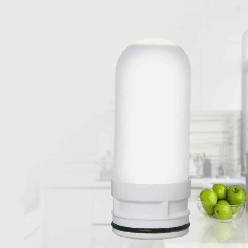Filtro purificador de agua innovagizmo, muestra el dispositivo en uso con componentes de filtración visibles.