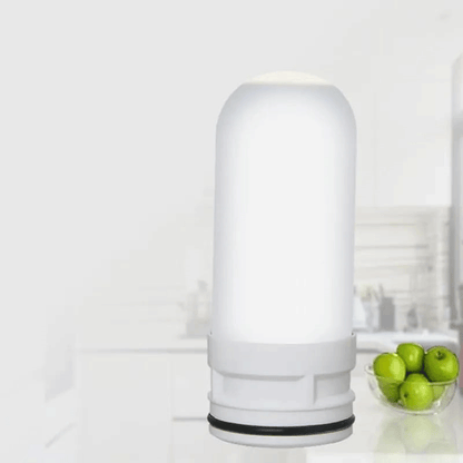 Filtro purificador de agua innovagizmo, muestra el dispositivo en uso con componentes de filtración visibles.