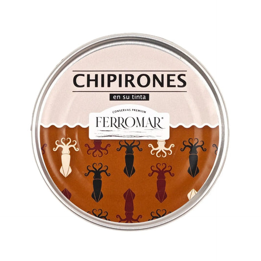 Chipirones en su tinta Conservas FerroMar enlatados, presentación en lata con chipirones pequeños en salsa de tinta negra.