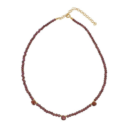 Gargantilla 'Elizabeth' de granate y plata, joyería elegante de Mystical Tienda, con detalles finos y diseño sofisticado.