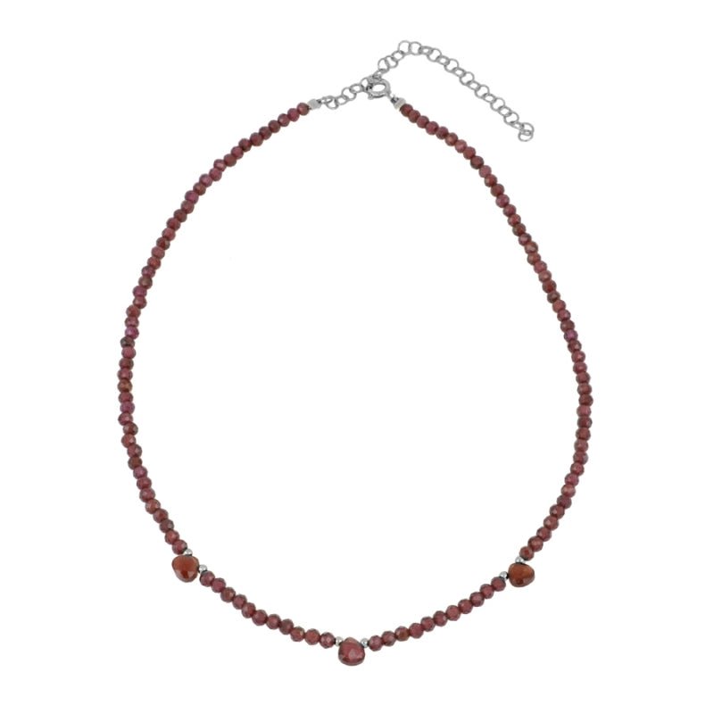 Gargantilla 'Elizabeth' de granate de Mystical Tienda, con piedras rojas y diseño elegante, en una presentación visual.