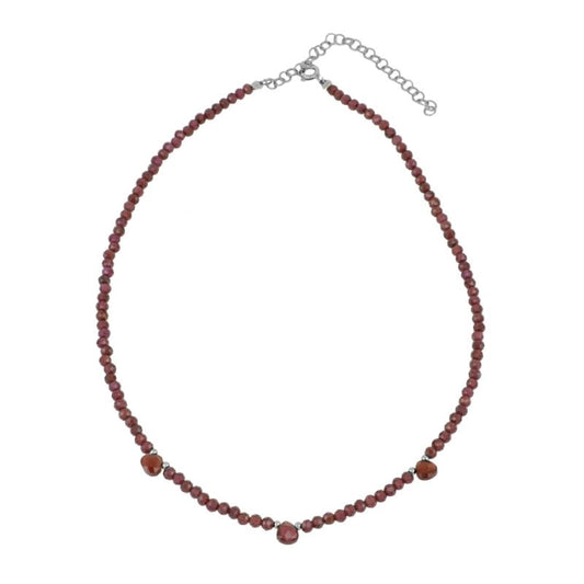 Gargantilla 'Elizabeth' de granate de Mystical Tienda, con piedras rojas y diseño elegante, en una presentación visual.