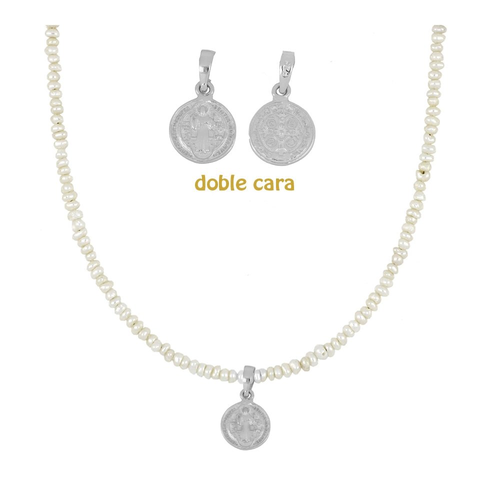 Gargantilla 'Holy' de perlas con medalla de San Benito de Mystical Tienda, joya elegante y espiritual para el cuello.
