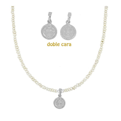 Gargantilla 'Holy' de perlas con medalla de San Benito de Mystical Tienda, joya elegante y espiritual para el cuello.