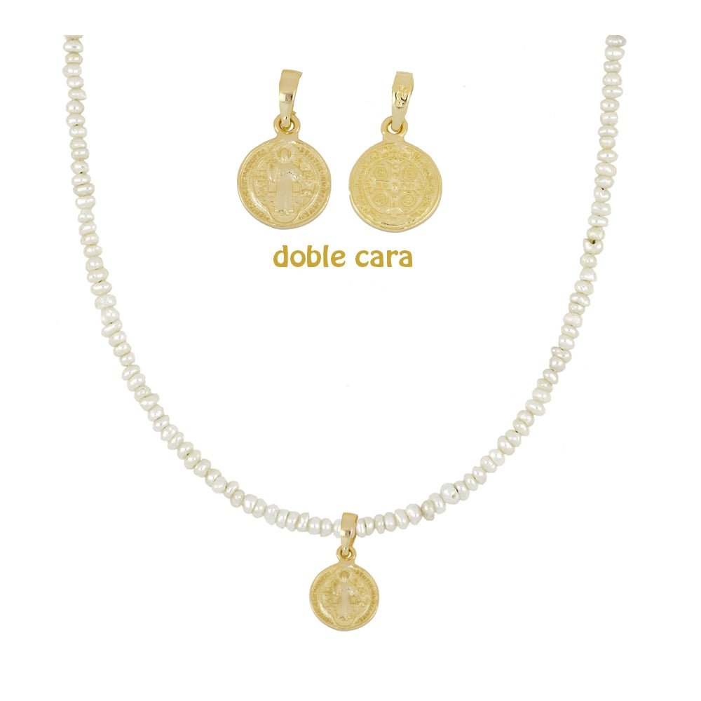 Gargantilla 'Holy' de perlas con medalla de San Benito de Mystical Tienda, joya religiosa con diseño elegante y simbólico.