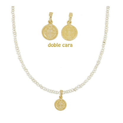 Gargantilla 'Holy' de perlas con medalla de San Benito de Mystical Tienda, joya religiosa con diseño elegante y simbólico.