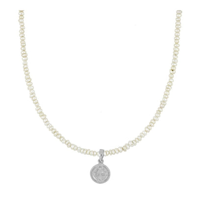 Gargantilla 'Holy' de perlas con medalla de San Benito de Mystical Tienda, elegante accesorio con símbolo protector.