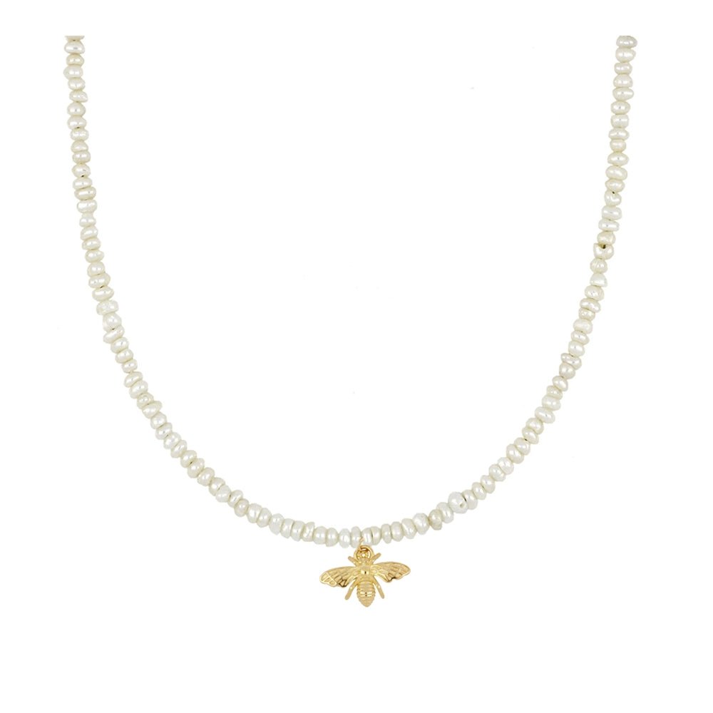 Gargantilla 'Honey' de perlas con amuleto de abeja, joyería estilo boho, en tonos dorados y detalles elegantes.