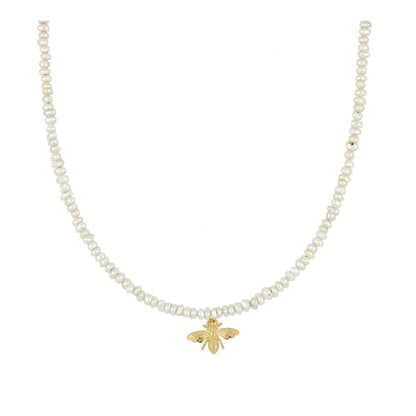 Gargantilla 'Honey' de perlas con amuleto de abeja, joyería estilo boho, en tonos dorados y detalles elegantes.
