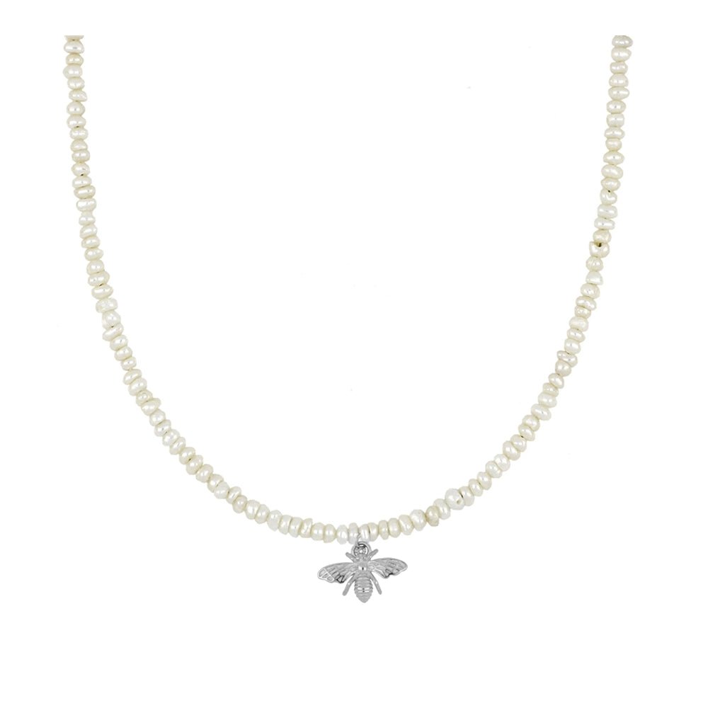 Gargantilla 'Honey' de perlas con amuleto de abeja en estilo elegante, joya romántica y delicada para mujer.