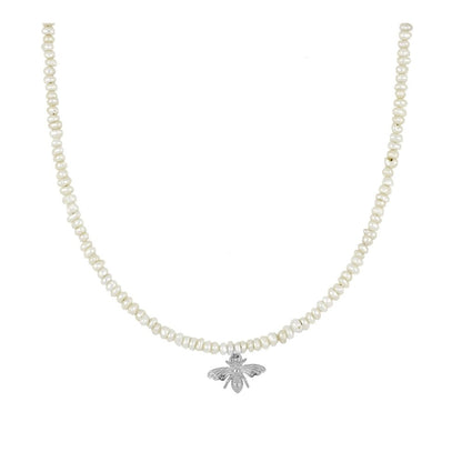 Gargantilla 'Honey' de perlas con amuleto de abeja en estilo elegante, joya romántica y delicada para mujer.