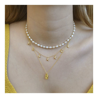 Gargantilla Idalia de la marca Mystical Tienda, con diseño delicado y detalles en plata, en una mano sosteniendo la pieza.