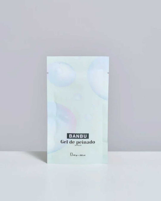 Gel de peinado ecológico BANBU para cabello rizado en envase con etiqueta visible, ideal para definir rizos con estilo natural.