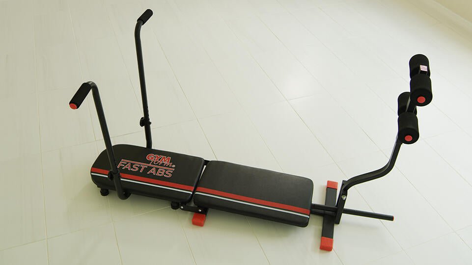 Máquina de abdominales plegable GF FAST ABS para entrenamiento de core en casa, con estructura acolchada y soporte para espalda.