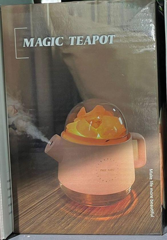 Humidificador tetera mágica innovagizmo con diseño divertido y vapor de agua visible, ideal para humidificar ambientes en casa.