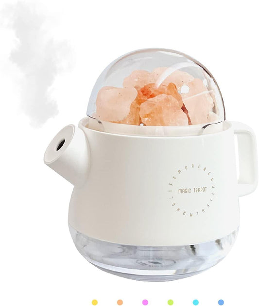 Humidificador Tetera Mágica de innovagizmo con diseño de tetera, emitiendo vapor para humidificación en interiores.