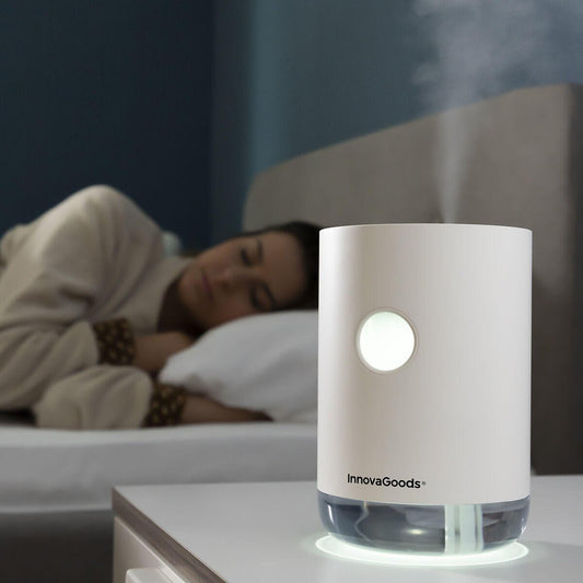 Humidificador ultrasónico recargable Vaupure de Innovagizmo, muestra el dispositivo compacto y moderno en uso en un entorno hogareño.