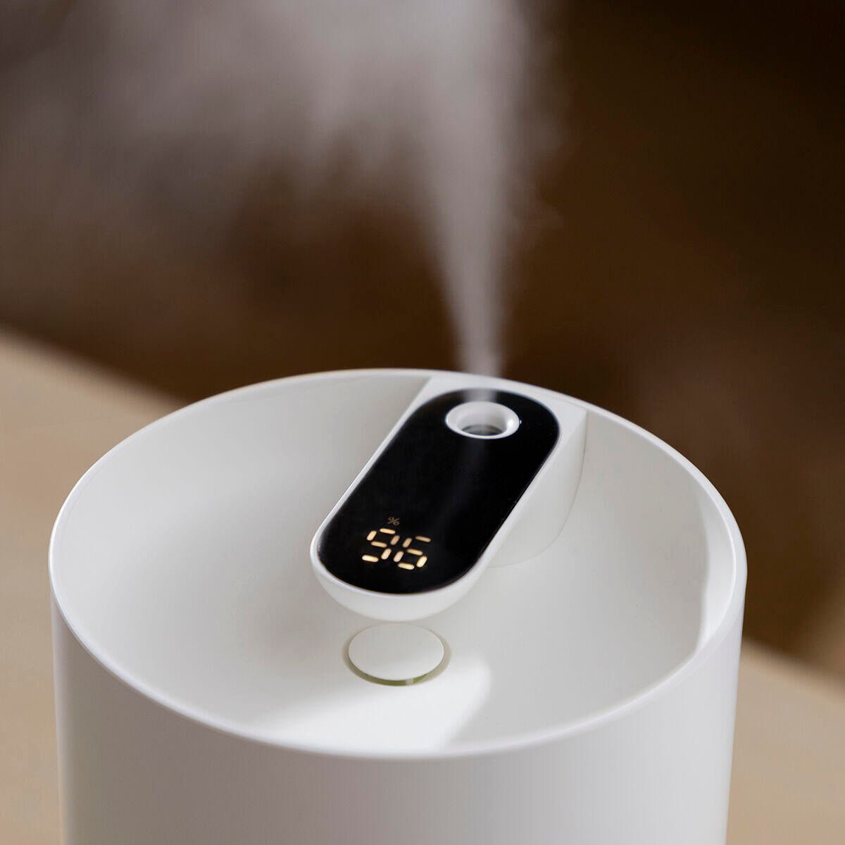 Humidificador ultrasónico recargable Vaupure de Innovagizmo, con diseño compacto y pantalla digital visible en la imagen.