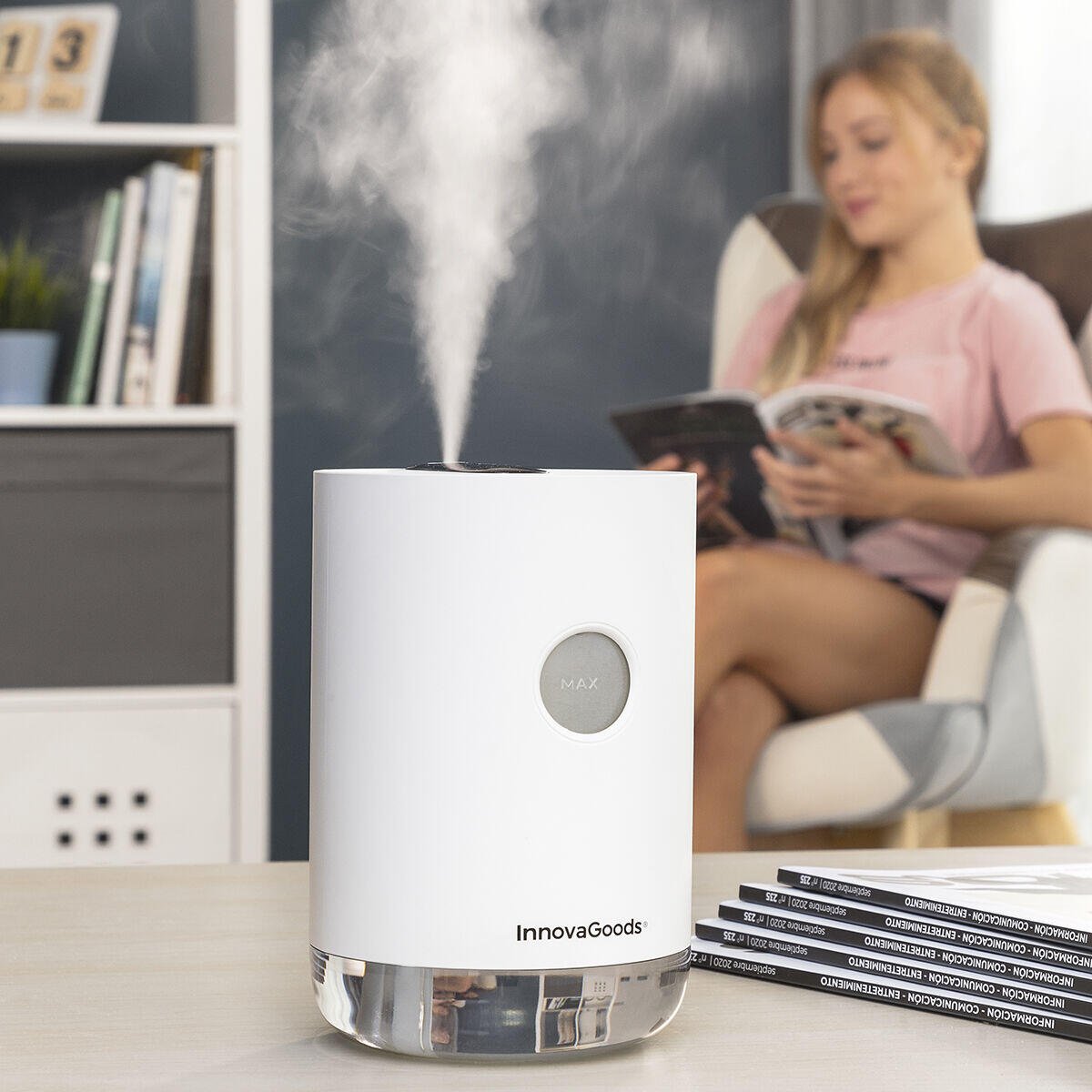 Humidificador ultrasónico recargable Vaupure de Innovagizmo con diseño compacto y tapa transparente, en uso en un ambiente interior