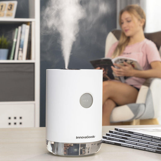 Humidificador ultrasónico recargable Vaupure de Innovagizmo con diseño compacto y tapa transparente, en uso en un ambiente interior
