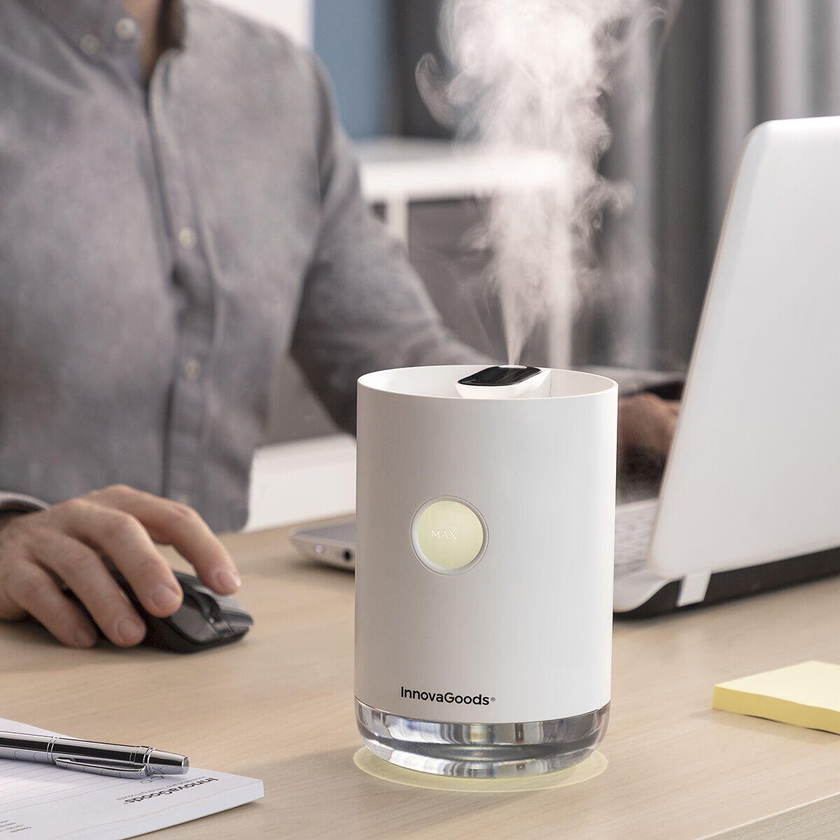 Humidificador ultrasónico recargable Vaupure de Innovagizmo mostrando su diseño compacto y boquilla de salida de vapor.