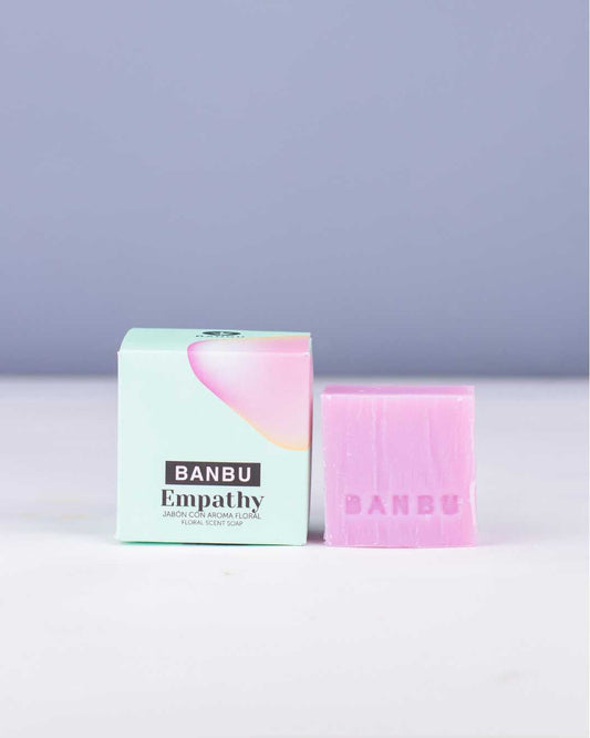 Jabón de ducha sólido ecológico BANBU EMPATHY con envase de embalaje, aroma floral y diseño sostenible.