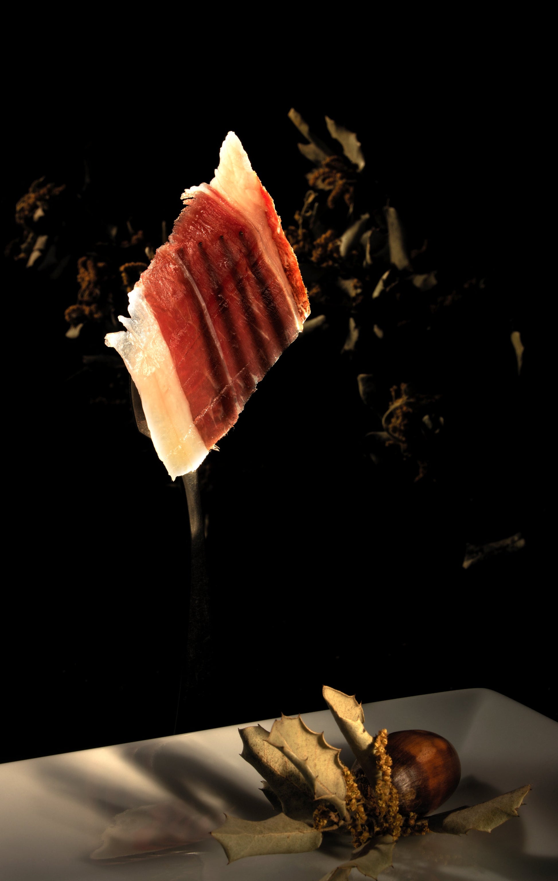 Jamón de Bellota 100% Ibérico de MONJAMON Y MAS, lonchas finas en presentación de 2 montaneras, carne curada y jugosa.