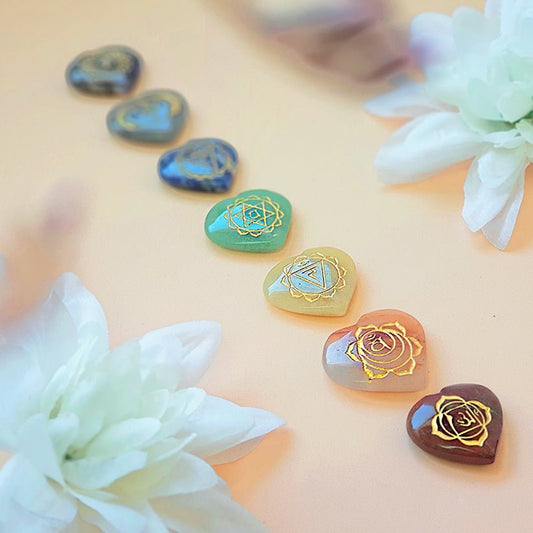 Kit de 7 chakras en forma de corazón de Mystical Tienda, incluye cristales y símbolos para equilibrar los chakras.