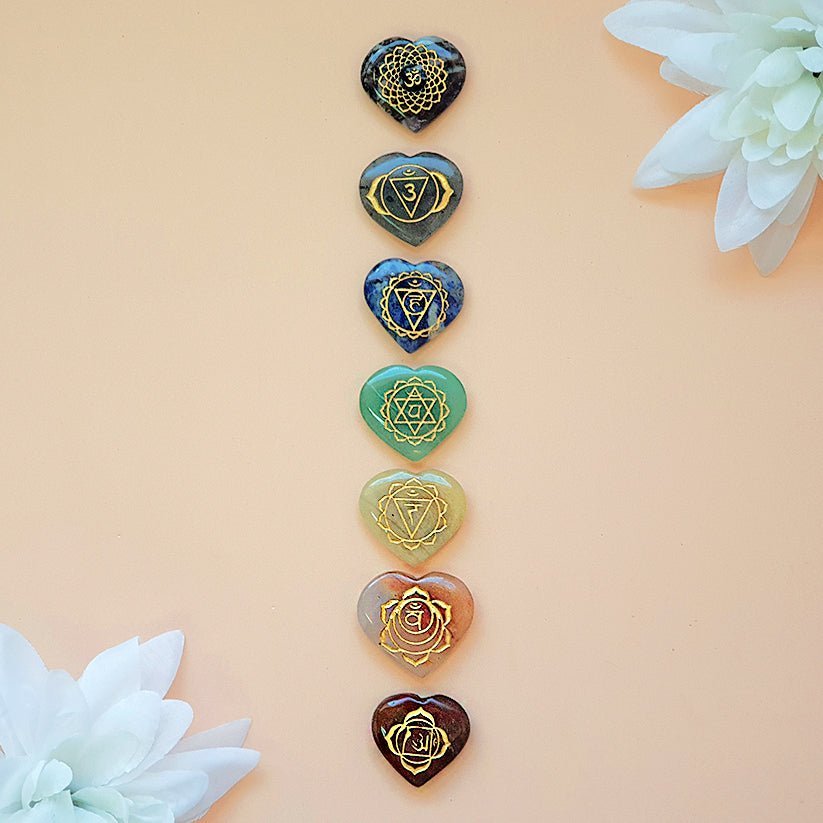 Kit de 7 chakras en forma de corazón de Mystical Tienda, incluye cristales y accesorios para equilibrio energético.