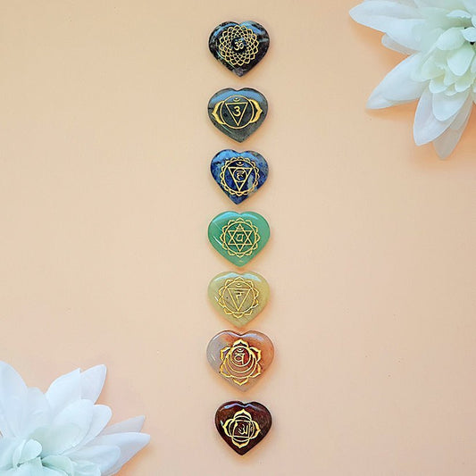 Kit de 7 chakras en forma de corazón de Mystical Tienda, incluye cristales y accesorios para equilibrio energético.
