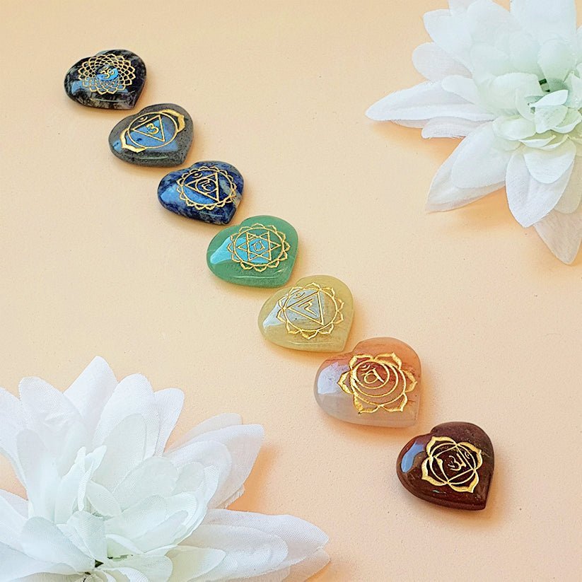 Kit de 7 chakras en forma de corazón de Mystical Tienda, incluye cristales y accesorios para equilibrio energético.