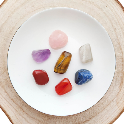 Kit de los Siete Chakras con cristales de cuarzo rosa y ojo de tigre, ideal para equilibrar energías y armonizar el cuerpo.