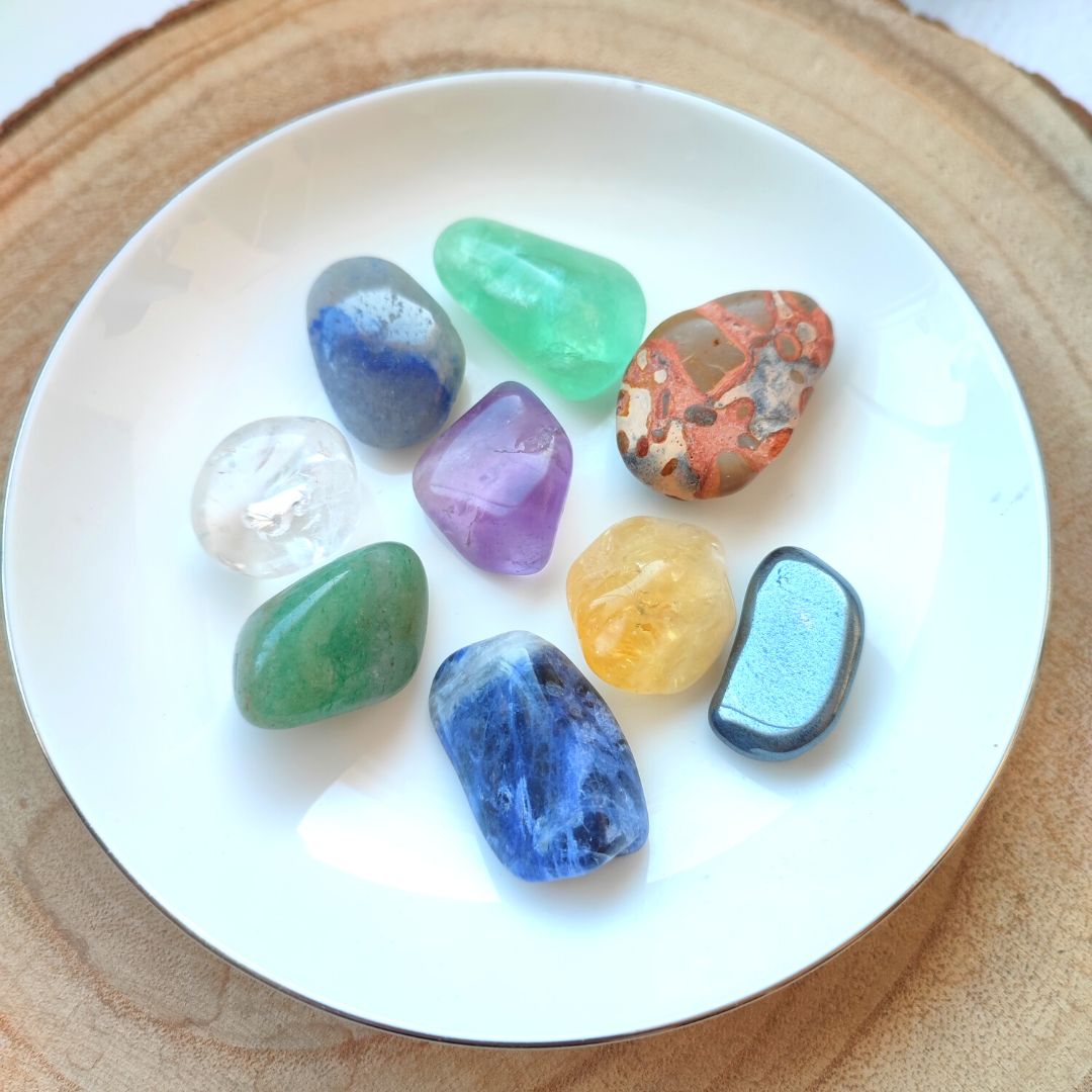 Kit de minerales para estudiar de Mystical Tienda que muestra varias gemas y minerales en un conjunto educativo.