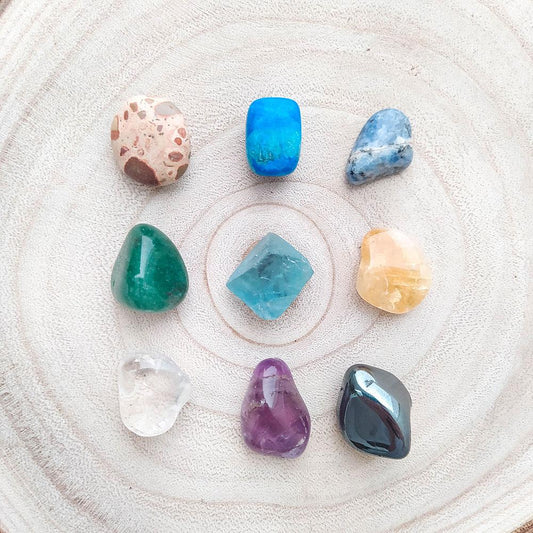 Kit de minerales para estudiar de la marca Mystical Tienda, con varias gemas y minerales coloridos en el interior.