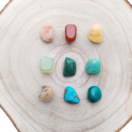 Kit de gemas de Mystical Tienda para atraer abundancia y buena suerte, con cristales brillantes y coloridos en la imagen.