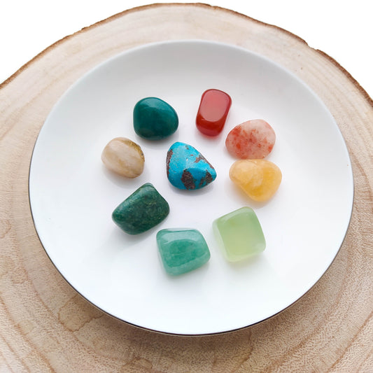 Kit de gemas para abundancia y buena suerte de Mystical Tienda, con piedras brillantes y coloridas en un conjunto completo.