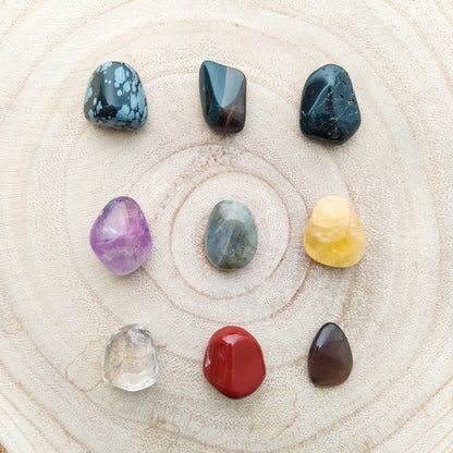 Kit de protección Mystical Tienda con amuletos y cristales para protección espiritual, en una caja decorativa.