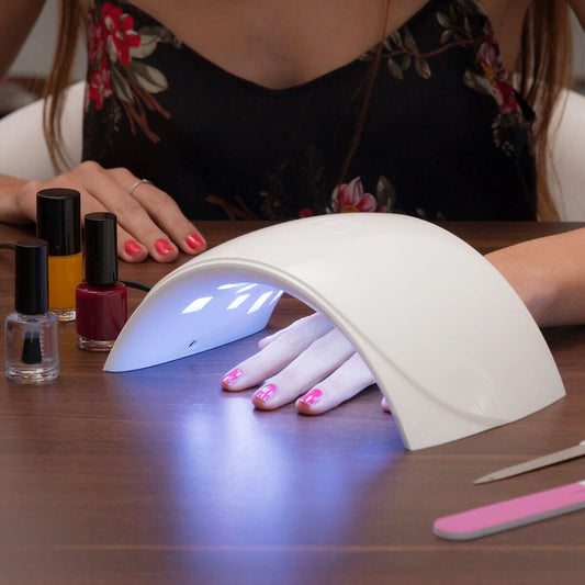 Lámpara LED UV profesional para uñas Innovagoods, con diseño compacto y luz brillante para secado de esmaltes.