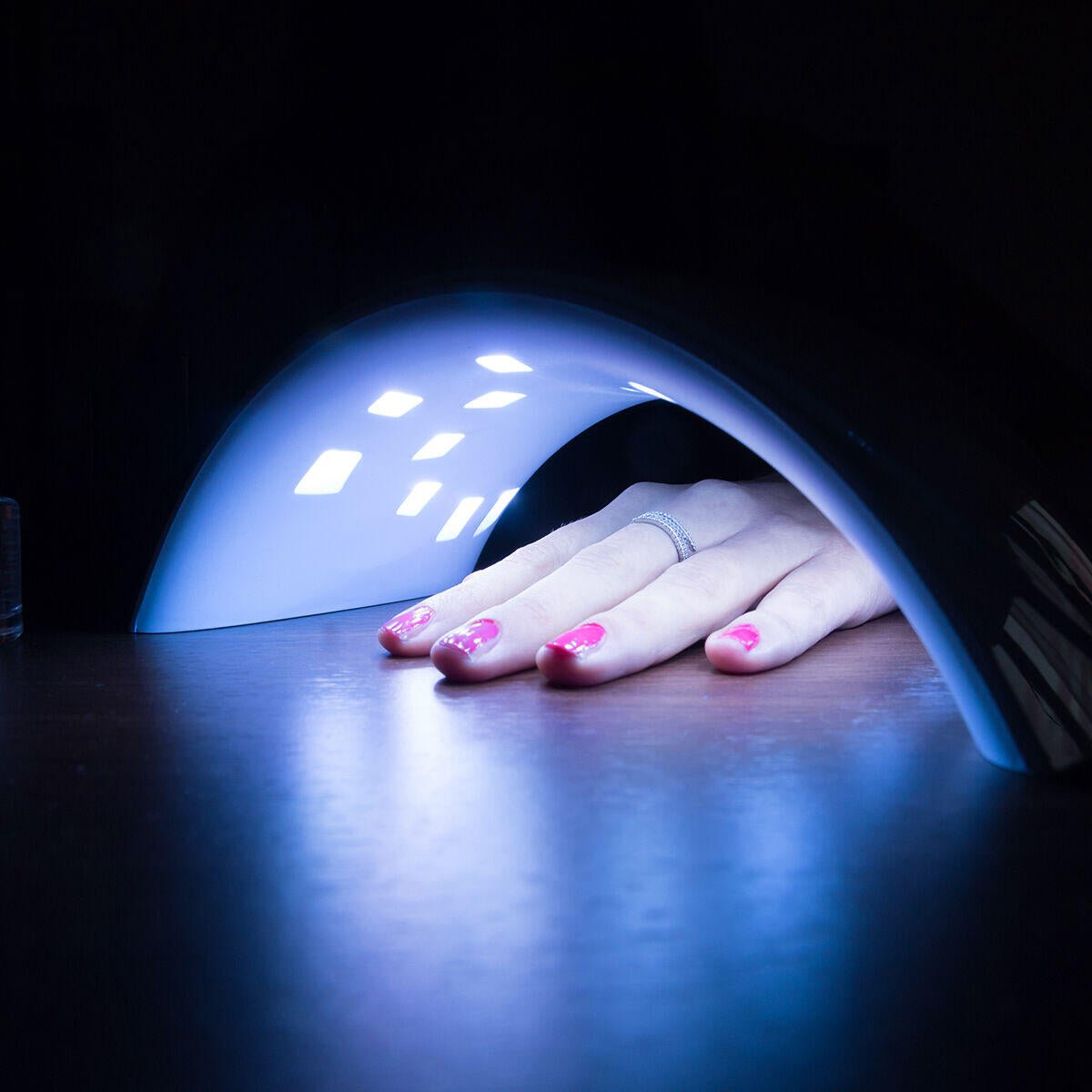 Lámpara LED UV profesional para uñas Innovagizmo, con diseño compacto y luz blanca, ideal para secado de esmaltes en uñas.