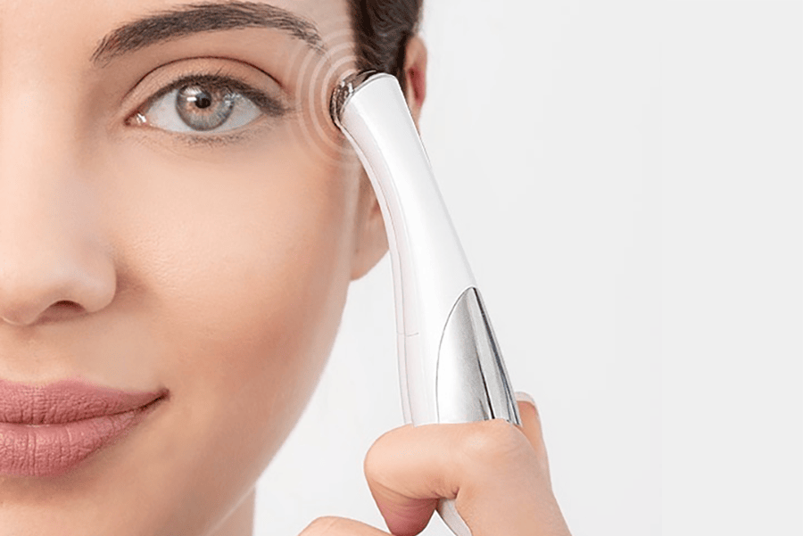 Lápiz masajeador antiarrugas para ojos y labios de Innovagizmo, con superficie metálica para reducir arrugas y mejorar la piel facial.