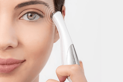 Lápiz masajeador antiarrugas para ojos y labios de Innovagizmo, con superficie metálica para reducir arrugas y mejorar la piel facial.